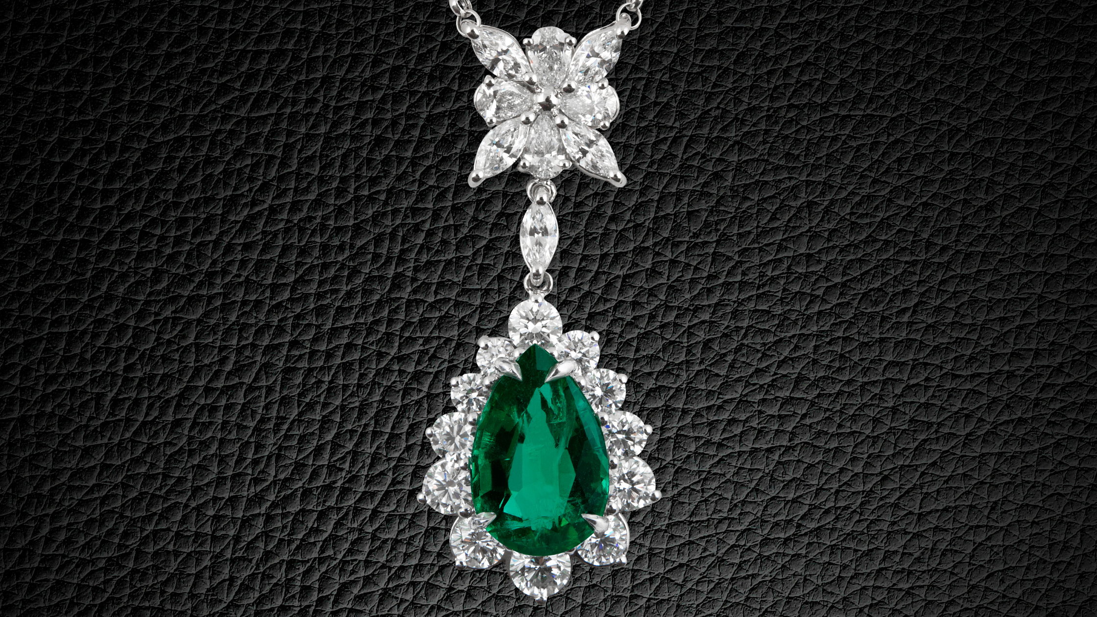 What's The Difference Between Necklace And Pendant?