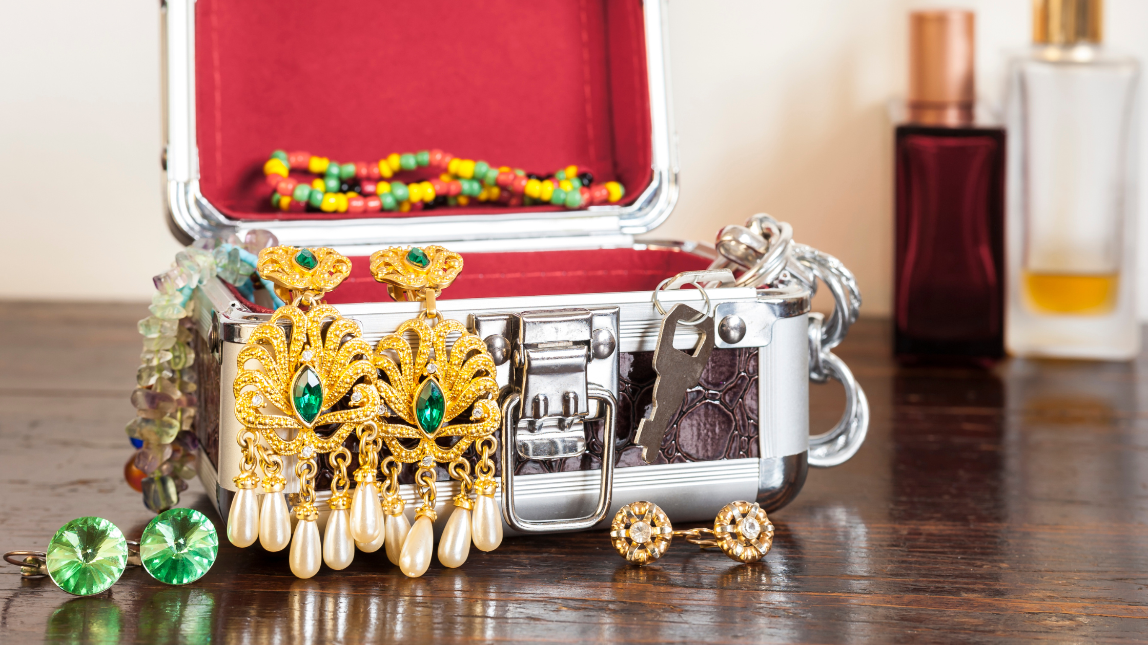 What Is Costume Jewelry?