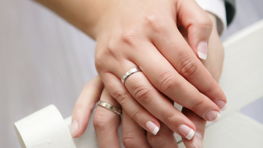 How Thick Should a Wedding Band Be?