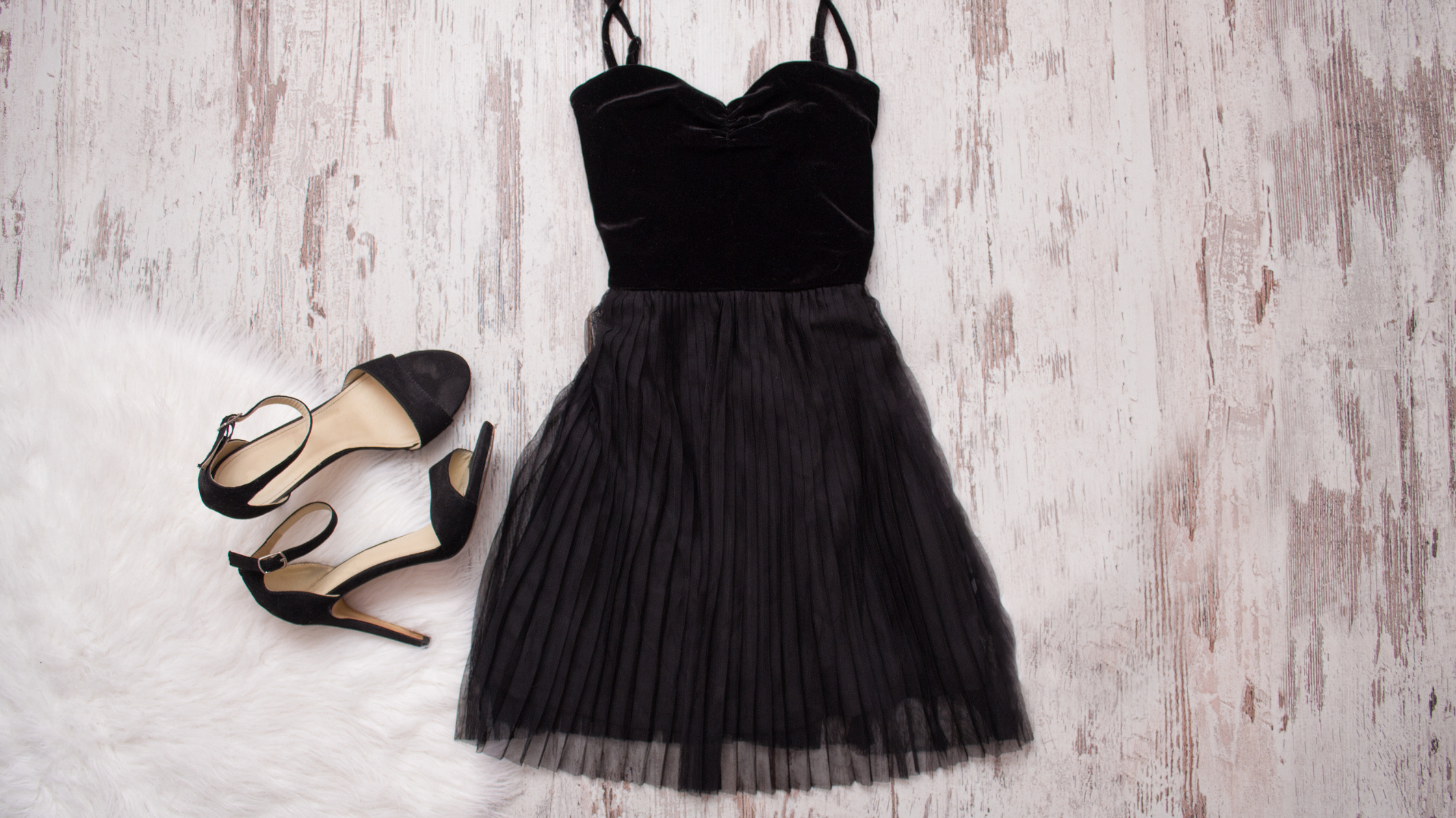 How To Accessorize A Black Dress For A Wedding