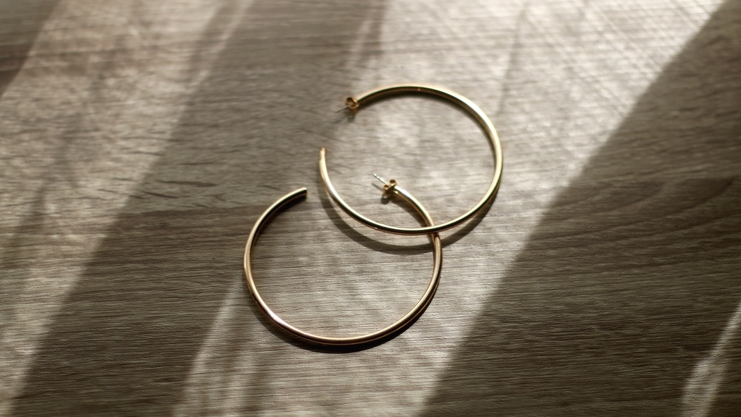 How To Put On Hoop Earrings?